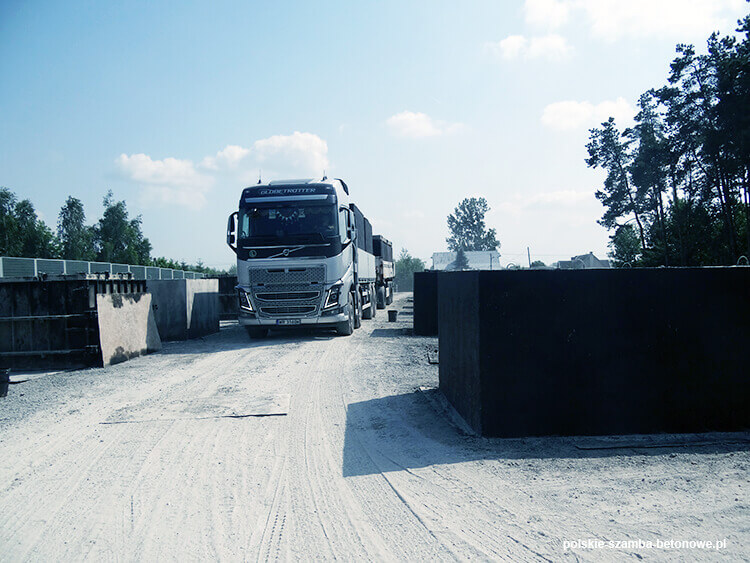 Transport szamb betonowych  w Poniecu